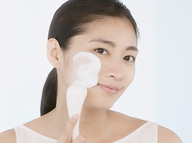 Cleansing Massage Brush | Skincare Tips and Tutorials | SHISEIDO HK